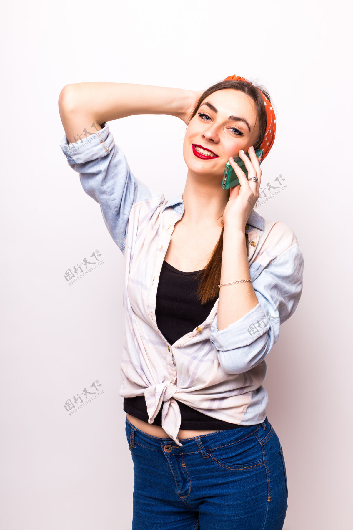 手臂快乐的女人在打电话脸上带着牙齿般的微笑 脸色苍白美女女性年轻