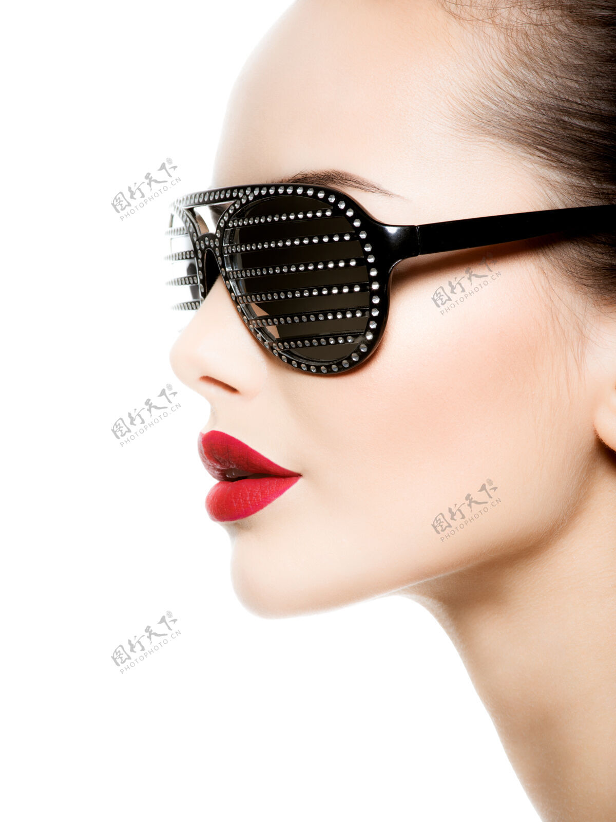 女人戴着钻石和红唇的黑色太阳镜的女人的时尚肖像红色吸引力化妆