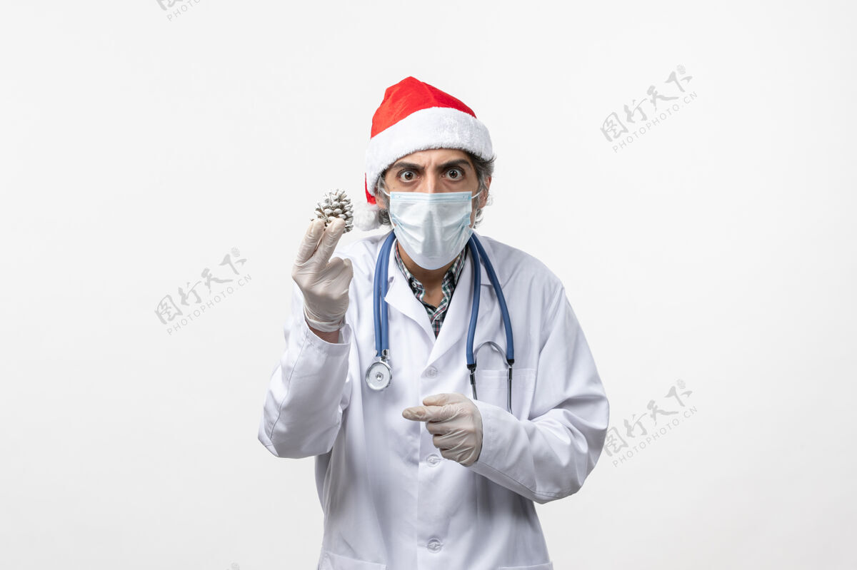 病毒正面图白色书桌上有新年树玩具的男医生病毒健康病毒男医生医生医院