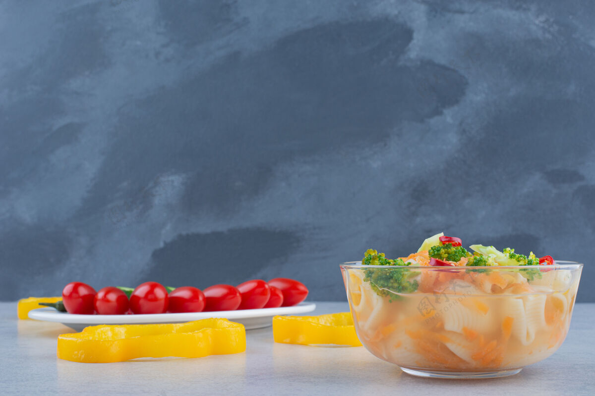 意大利面白板蔬菜沙拉 大理石面通心粉胡椒樱桃番茄食物