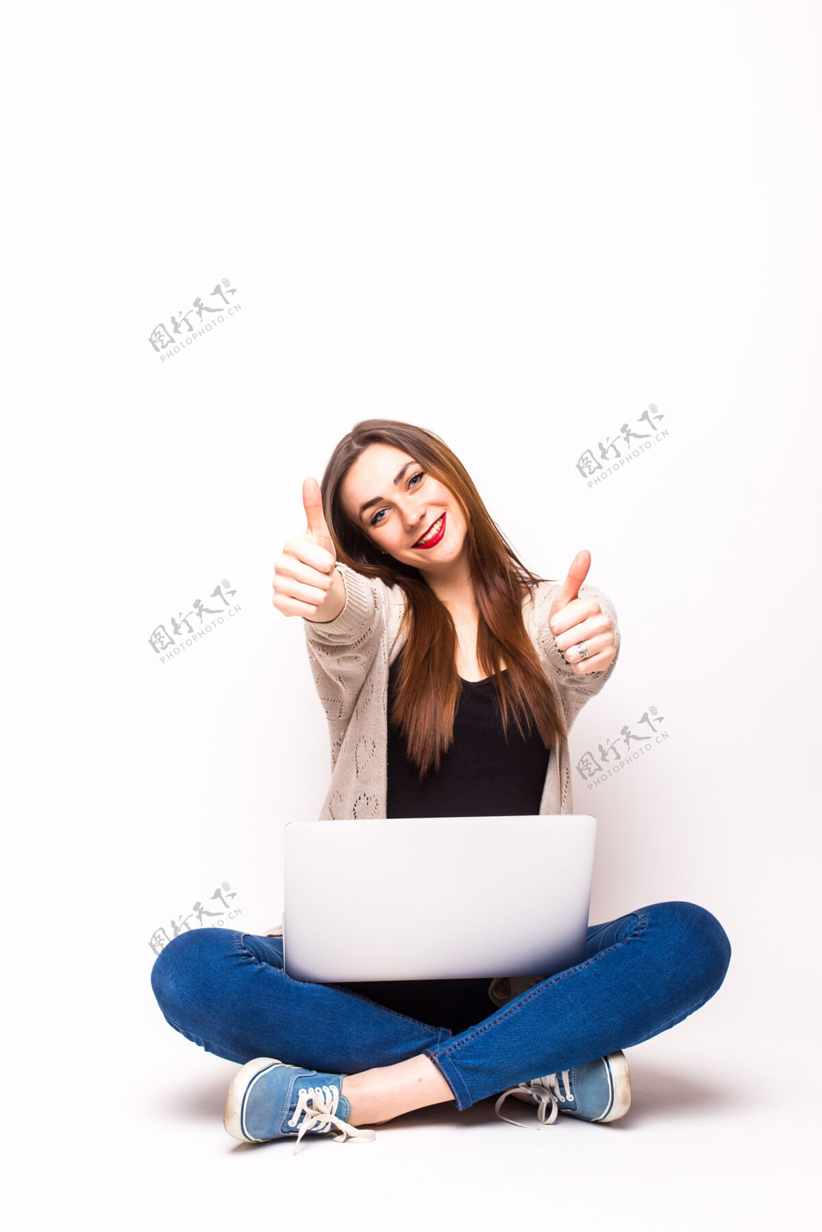 女人一个快乐的年轻女子拿着一台笔记本电脑在一个白色的房间里技术快乐模型
