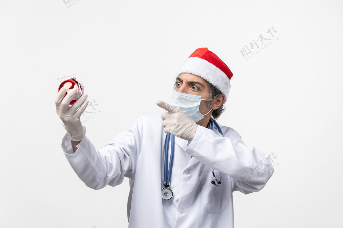 成人男医生手持新年树玩具健康病毒男人工作圣诞节