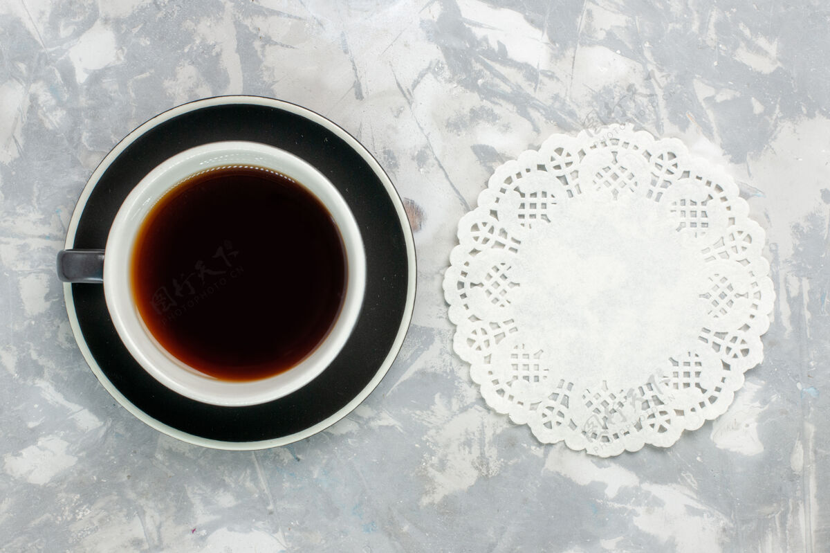 早餐顶视图茶杯内部茶杯和茶盘表面呈浅白色里面杯子生的