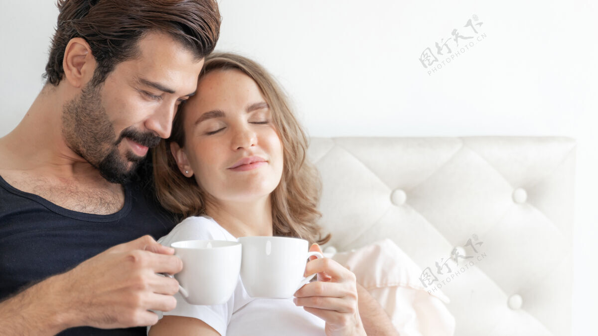 饮料幸福的情侣微笑着咖啡聚会浪漫
