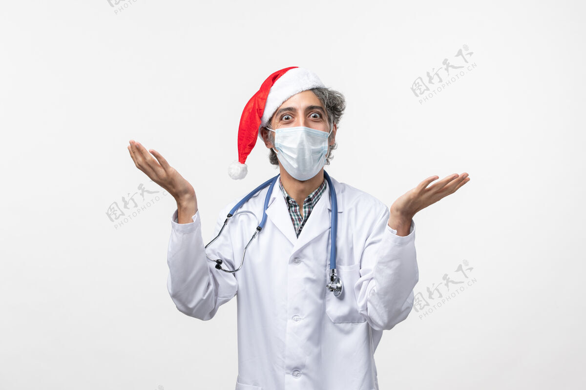 圣诞节正面图男医生在无菌口罩上白地板病毒共济新年假期听诊器实验室外套制服