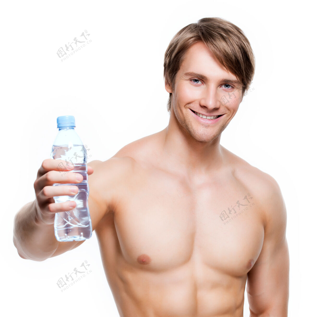 肌肉快乐的肌肉赤膊运动员的肖像拿着水-隔离在白墙上瓶子模特男人
