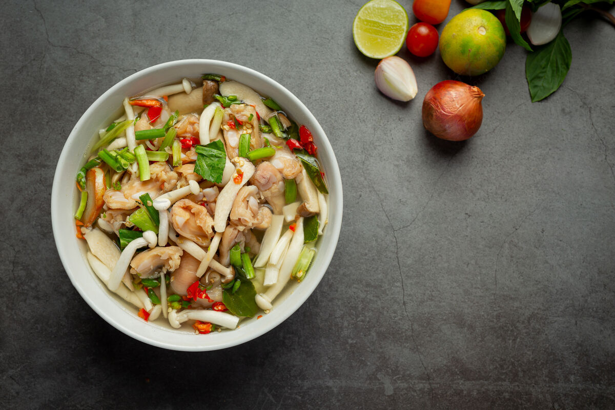 饮食泰国菜；麻辣鸡汤烹饪海鲜混合