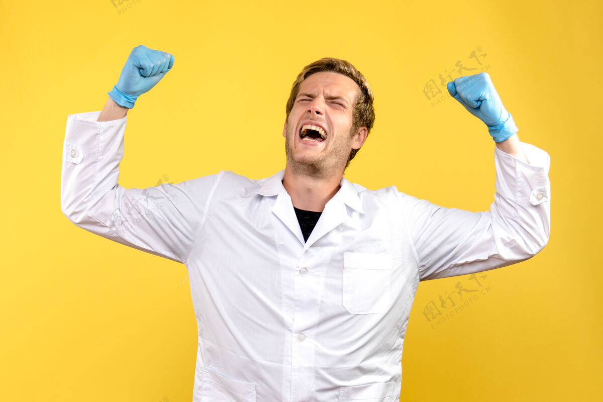 比赛正面图男性医生在黄色背景上欢呼雀跃-人类情感医生医疗欢乐人