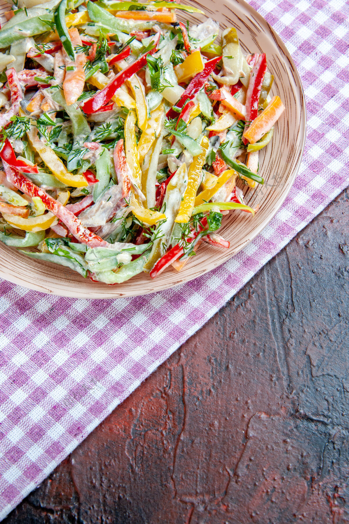 沙拉顶视图蔬菜沙拉在盘子上的桌布上暗红色的桌子上自由的地方地方饭胡椒