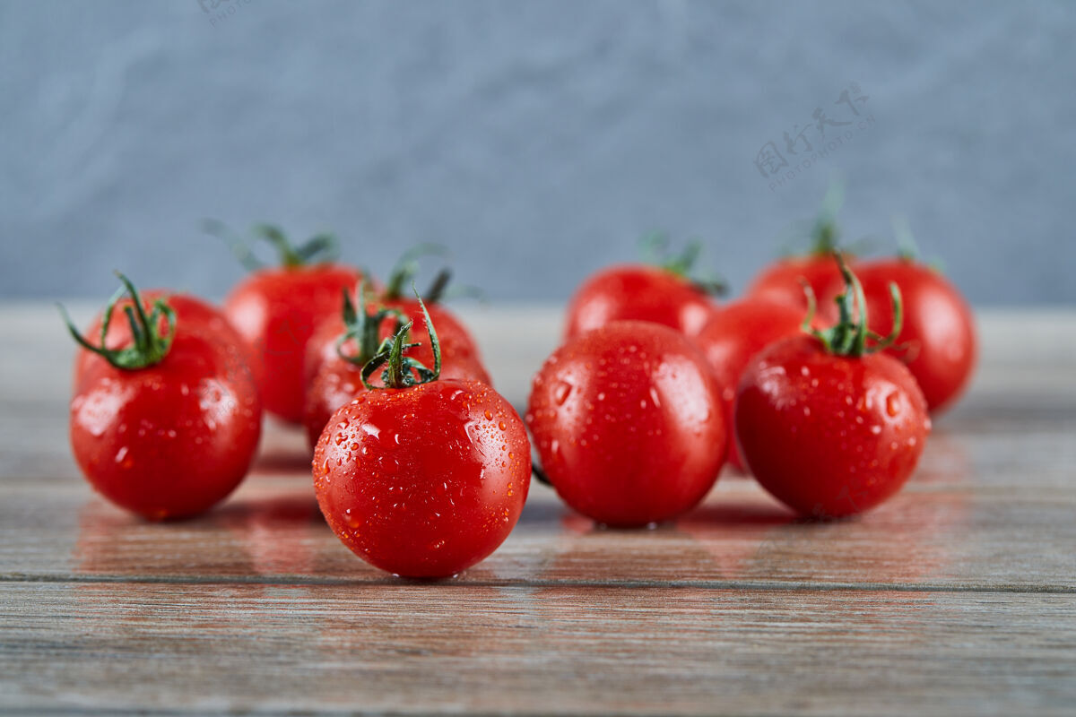 红色一堆新鲜多汁的西红柿放在木桌上木制成熟多汁