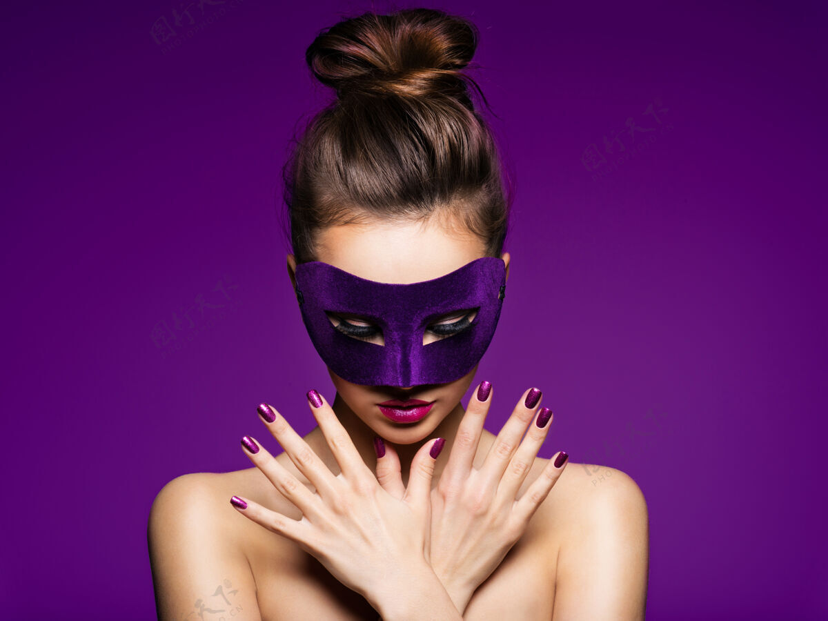 肖像一个漂亮女人的肖像 紫色的指甲 脸上戴着紫色的戏剧面具紫色时尚女性