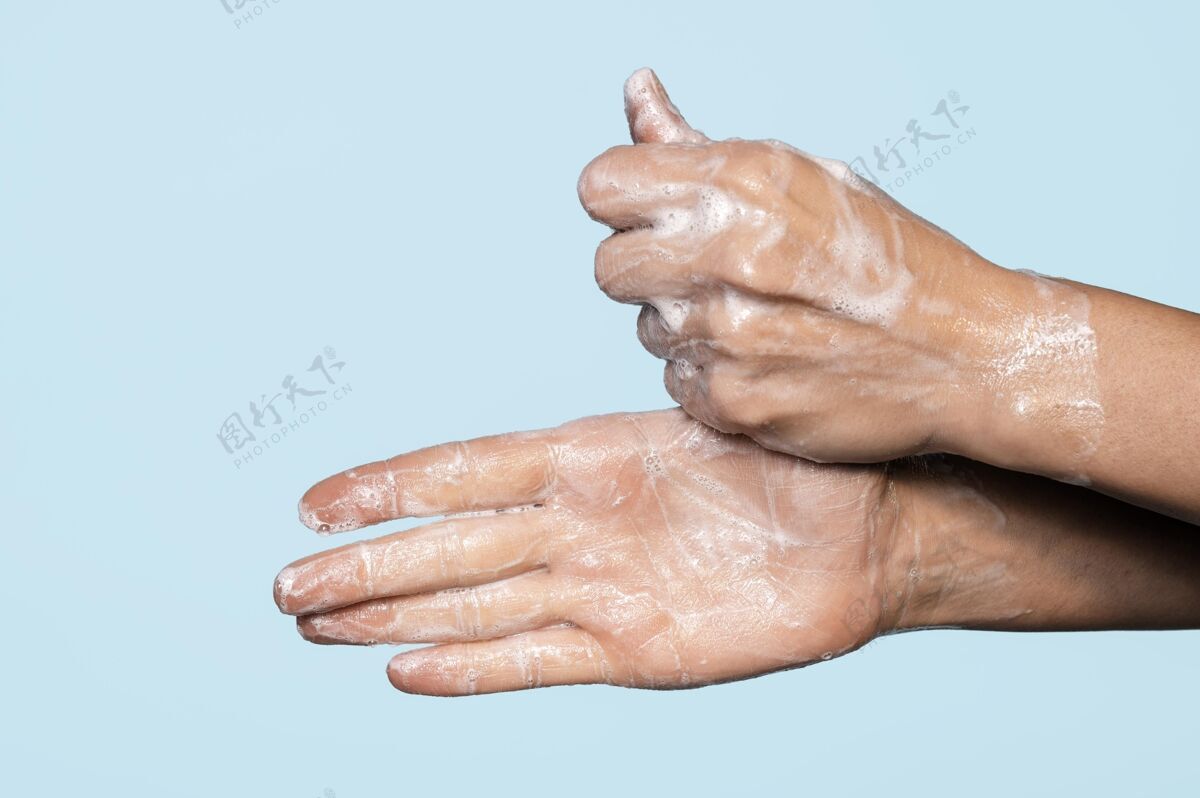 手侧视图用肥皂洗手大流行健康护理