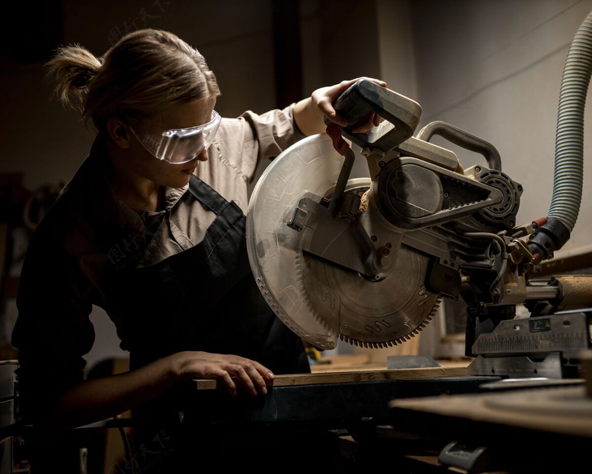 工作带着护目镜和工具的女木匠工人贸易木匠