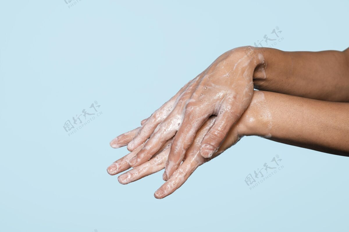 小心侧视图用肥皂洗手清洁防护大流行