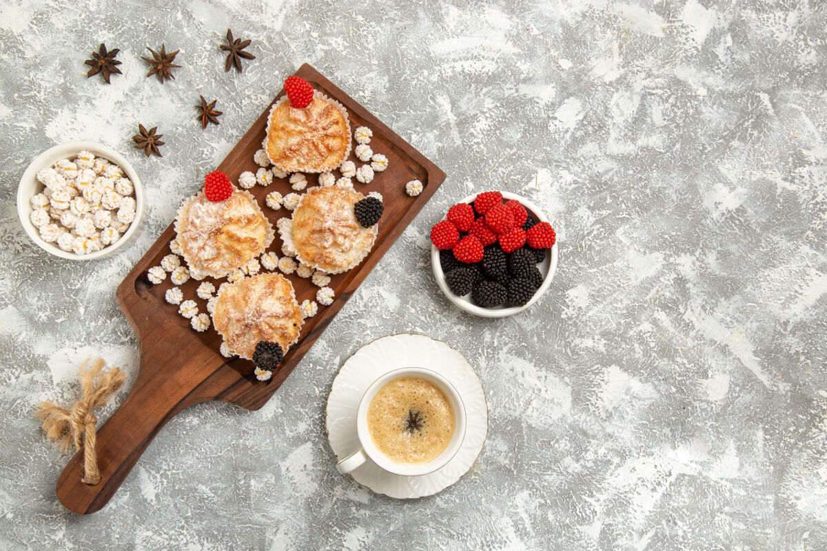 盘子俯瞰白色背景上的糖果蛋糕和一杯咖啡胡椒食物糖果
