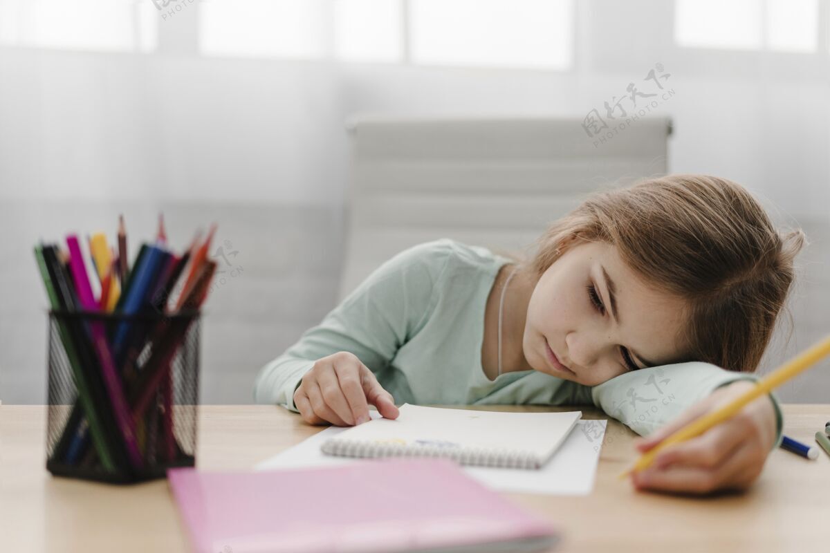 住宿无聊的小女孩在网上上课时记笔记压力室内流行病