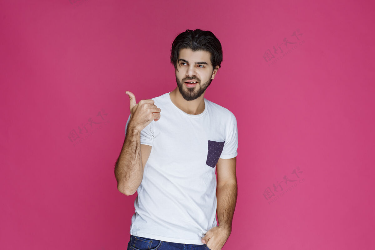 协议穿白衬衫的男人在做竖起大拇指的手势人体模特摆姿势聪明