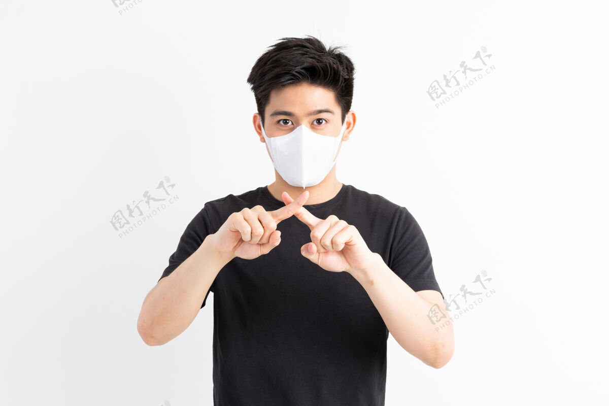 生病停止civid-19 亚洲男子戴口罩显示停止手势 停止电晕病毒爆发男性护理亚洲人