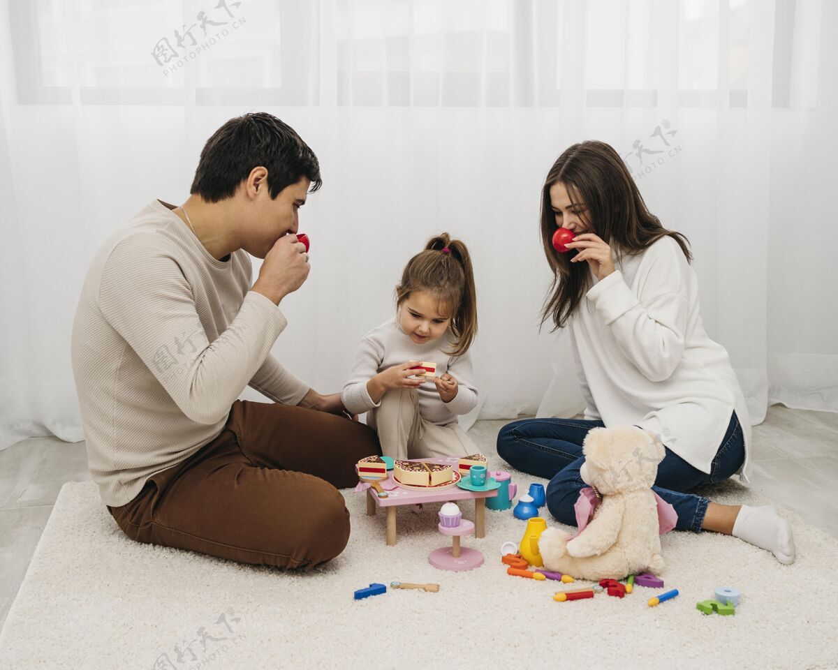 团结女儿和父母一起在家玩女性养育男人