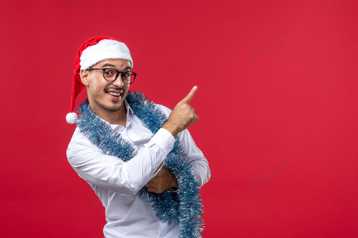 肖像正面图普通男性在红桌上庆祝新年人类节日圣诞节圣诞庆祝姿势