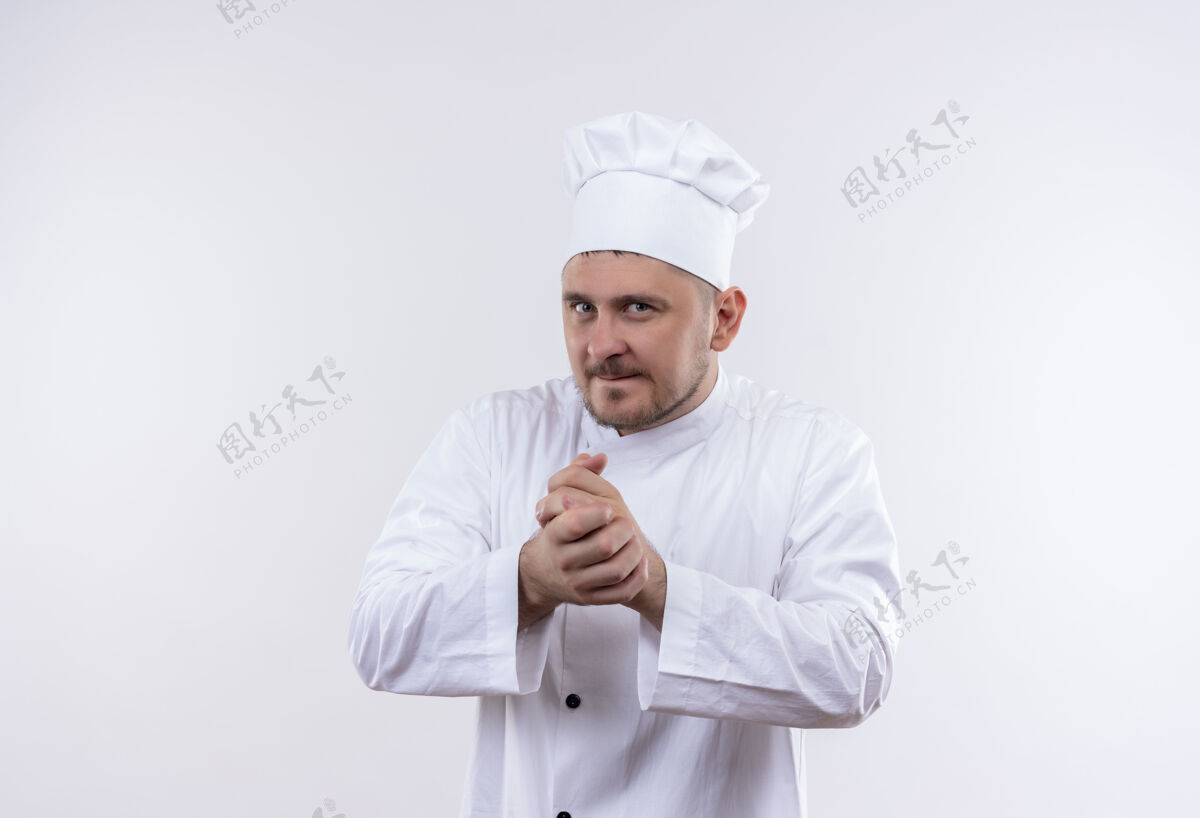 年轻体贴的年轻帅哥厨师 穿着厨师制服 手在一起 在空白处与世隔绝烹饪保持思想