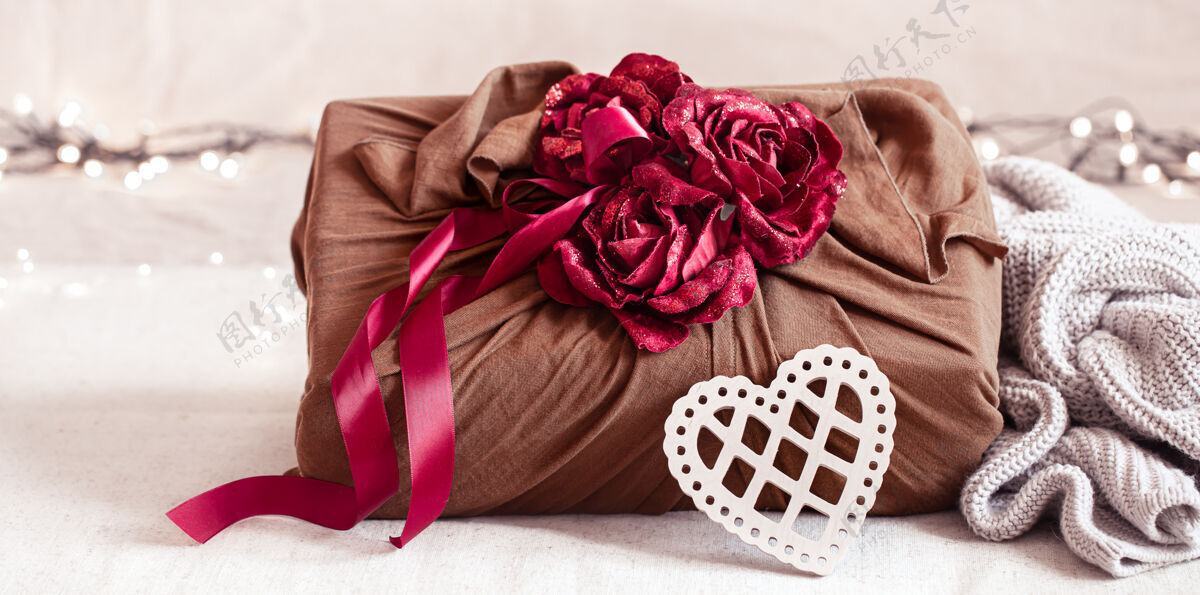 面料用丝带和装饰性玫瑰装饰的礼品盒情人节原创礼品包装浪漫丝带情人节