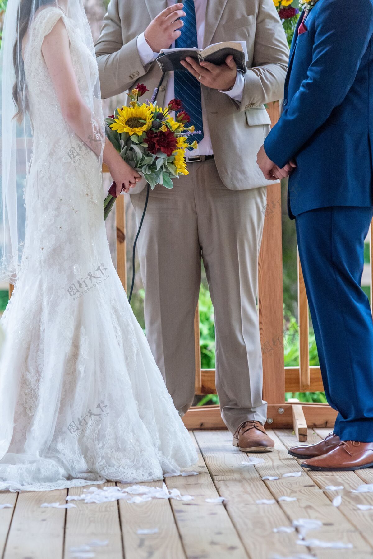 浪漫婚礼上新郎新娘站在对方面前的垂直镜头传统自然圣经