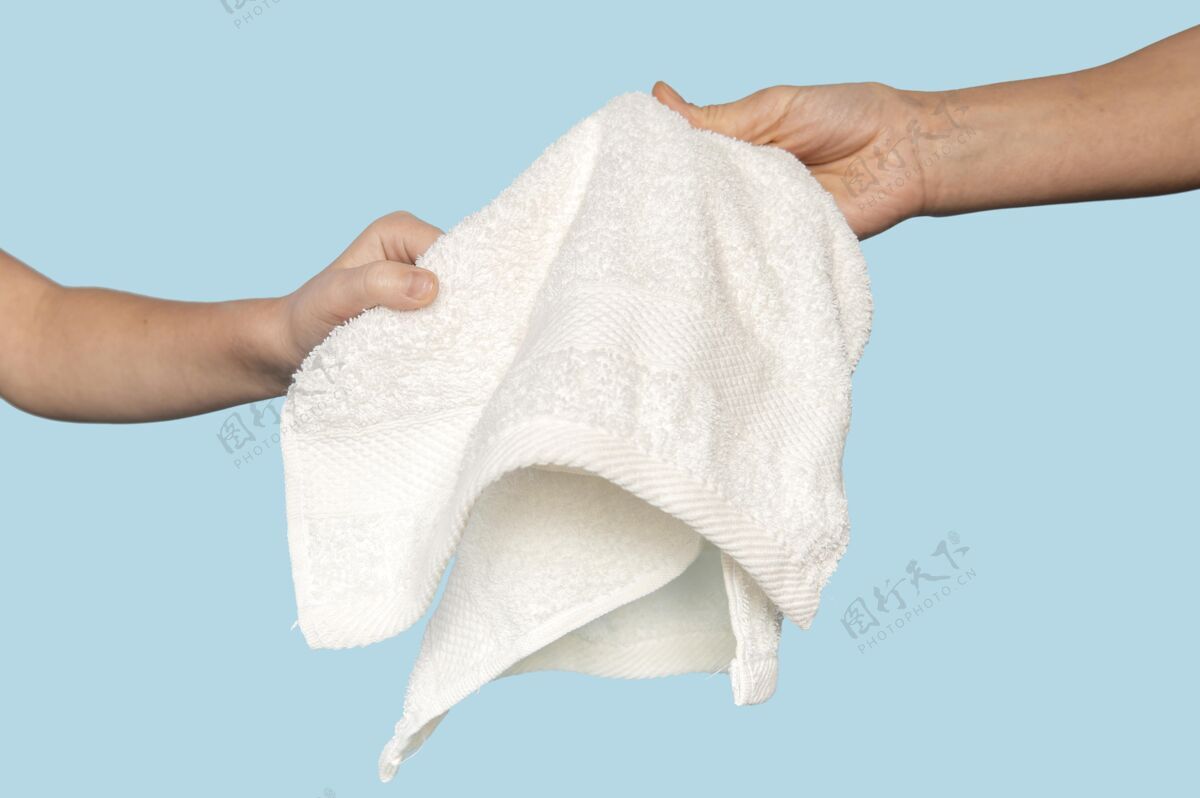 清洁把毛巾递给男人的人健康个人手