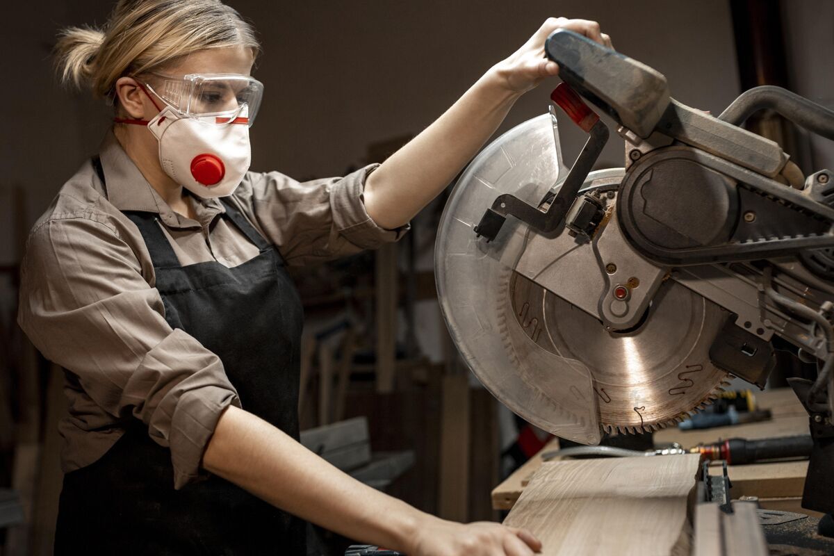 职业女木匠使用圆锯的侧视图劳动者技能工人