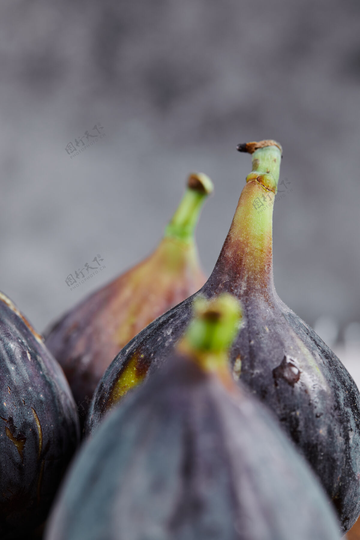 甜一堆成熟的无花果放在大理石上可食用黑色有机