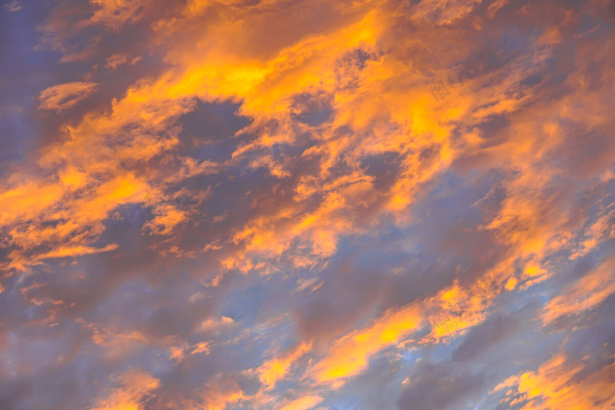 风景日出天空上美丽的橙色蓬松的云-彩色的自然天空纹理背景天堂早晨傍晚
