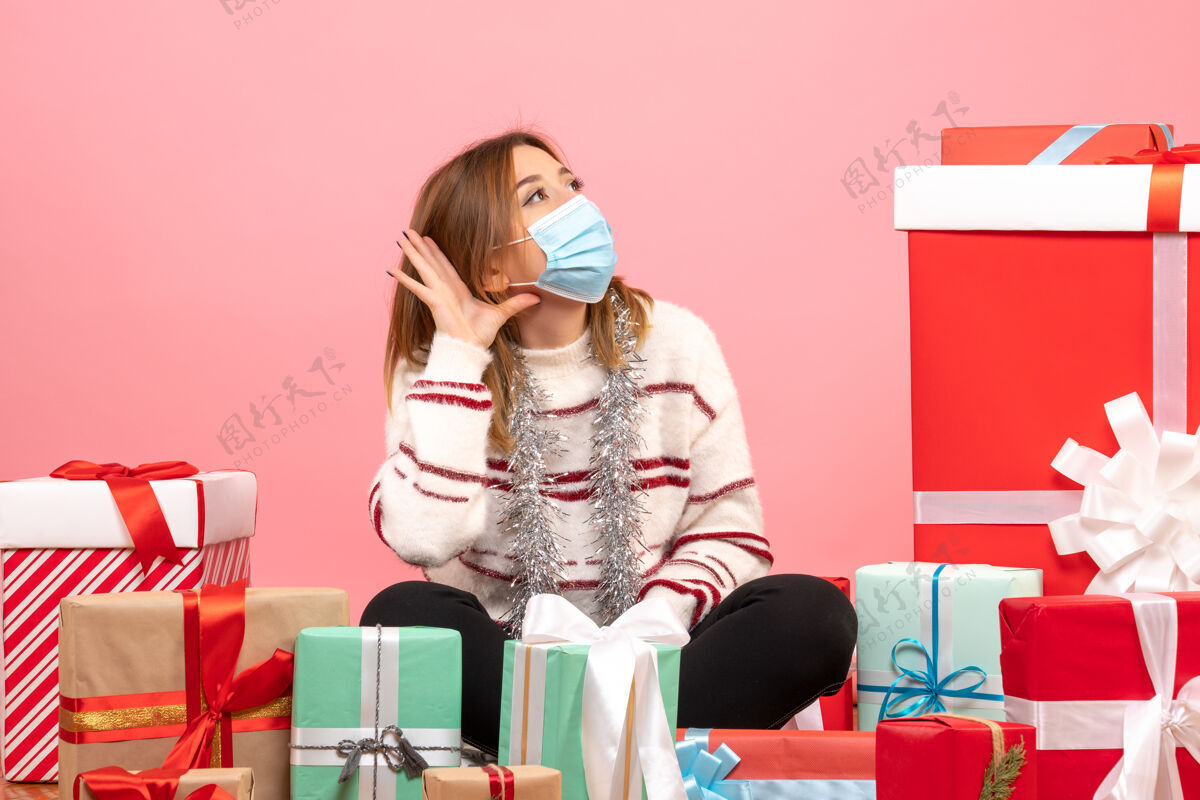 女性正面图年轻女性围坐在礼物旁边礼品圣诞节购物者