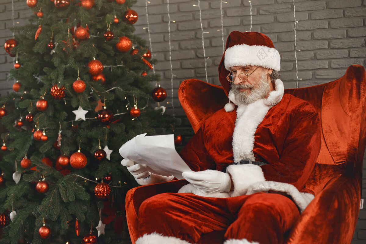 人圣诞老人在圣诞树旁休息家装圣诞老人带着孩子们的信季节节日仙女
