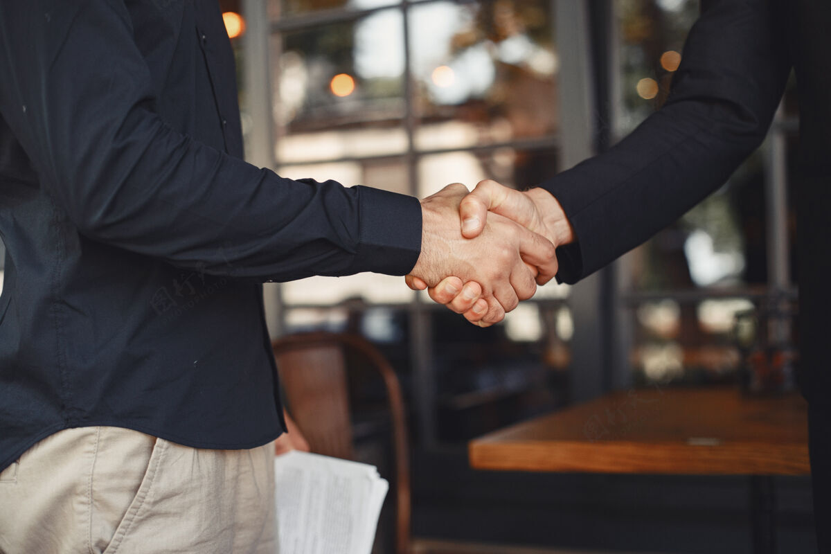 公司男人握手商业协议的附件商业伙伴之间的谅解态度面试同事