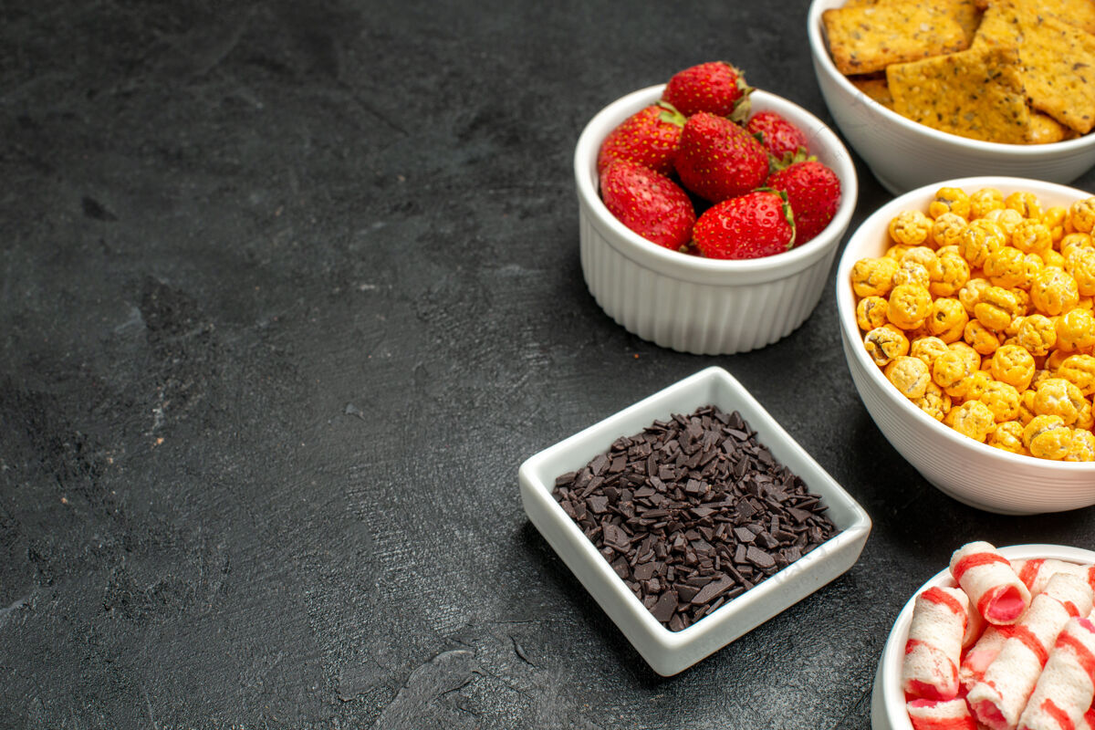 甜点正面图不同的食物饼干水果和糖果茶健康的草莓