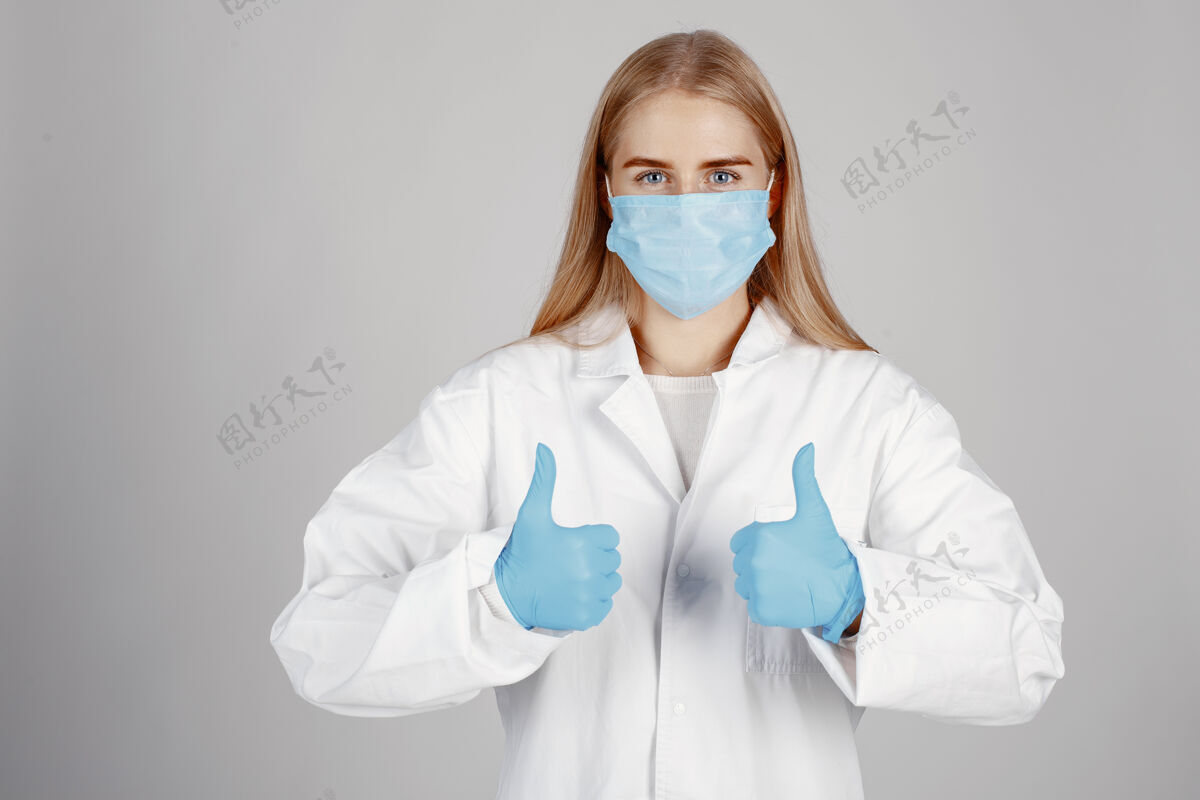 冠状病毒戴着医学面具的医生冠状病毒主题隔离在白色背景上成人医学医生