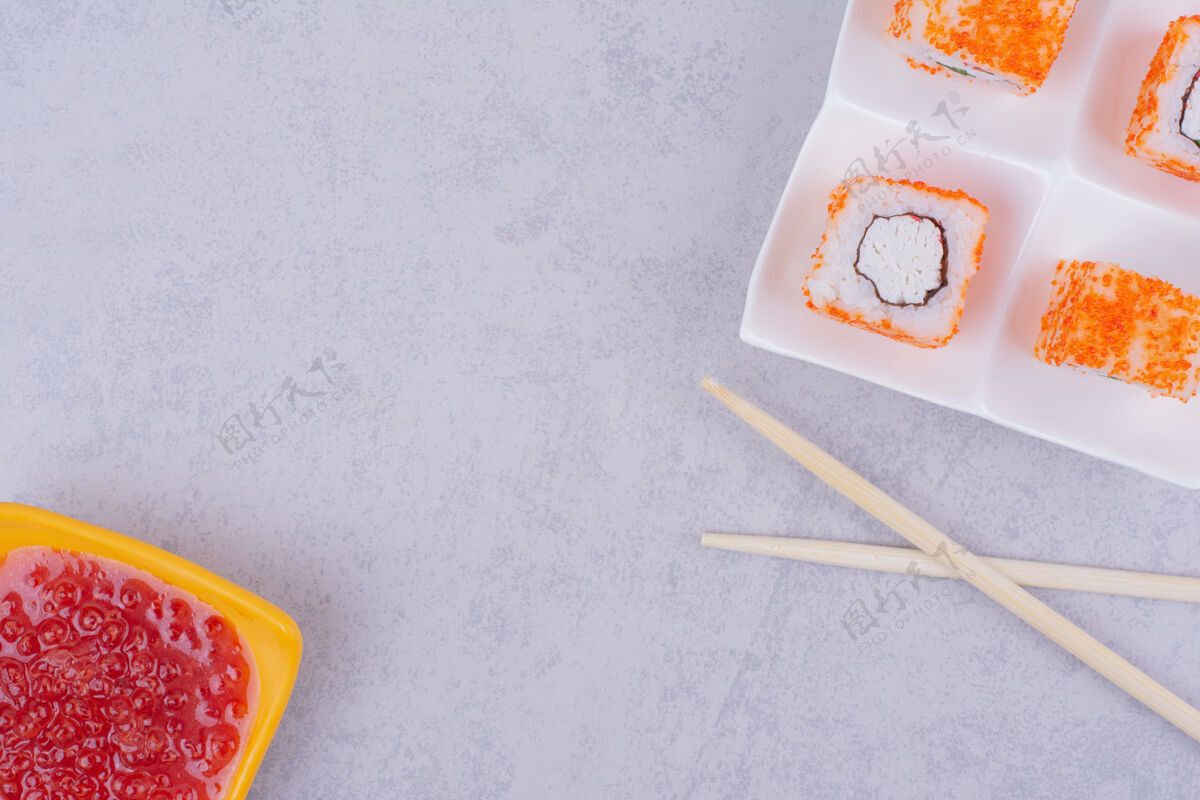 顶部寿司卷配红鱼子酱 奶油奶酪和甜辣椒酱质量生物早午餐