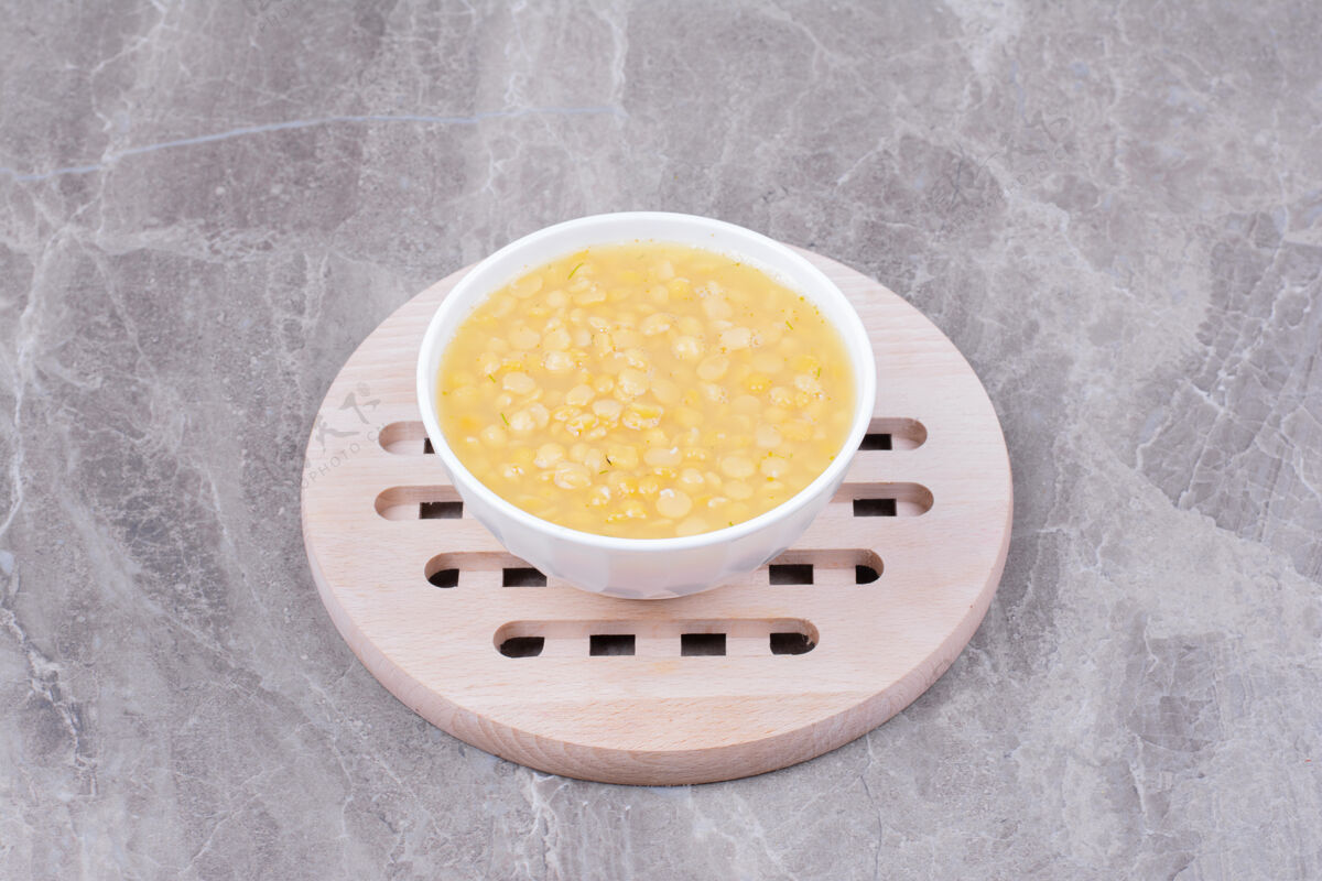 板材白色陶瓷盘中的豌豆汤午餐大理石早午餐