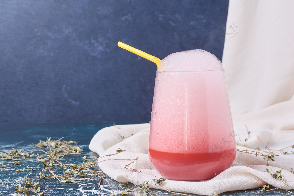 艺术品粉红色的糖浆配一杯蓝色的饮料香料冷的点心
