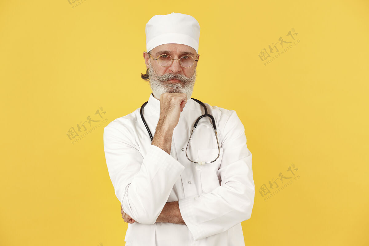 帽子带着听诊器微笑的医生孤立的男性保健老年人