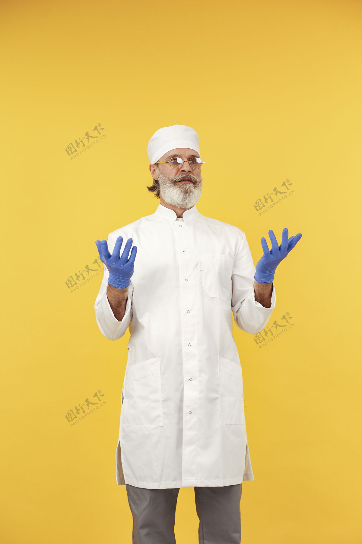 保健戴着眼镜微笑的医生孤立无援戴着蓝色手套的人蓝色眼镜教授