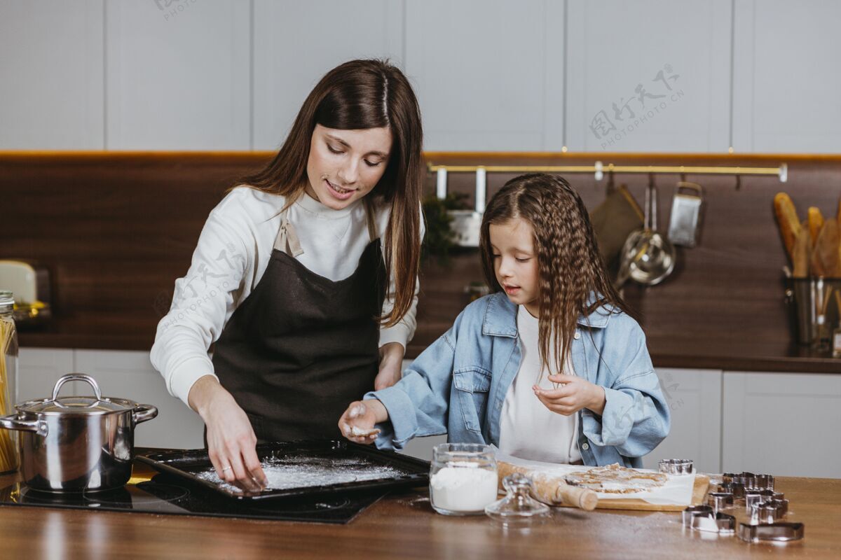女人母女俩一起在家做饭蔬菜前面妈妈