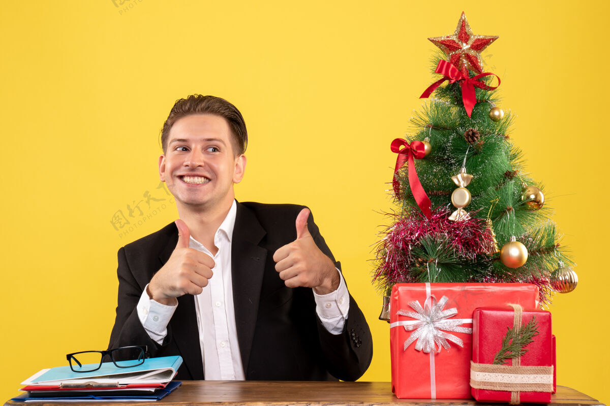 工人正面图：坐在工作台后面的男工人情绪圣诞节坐着