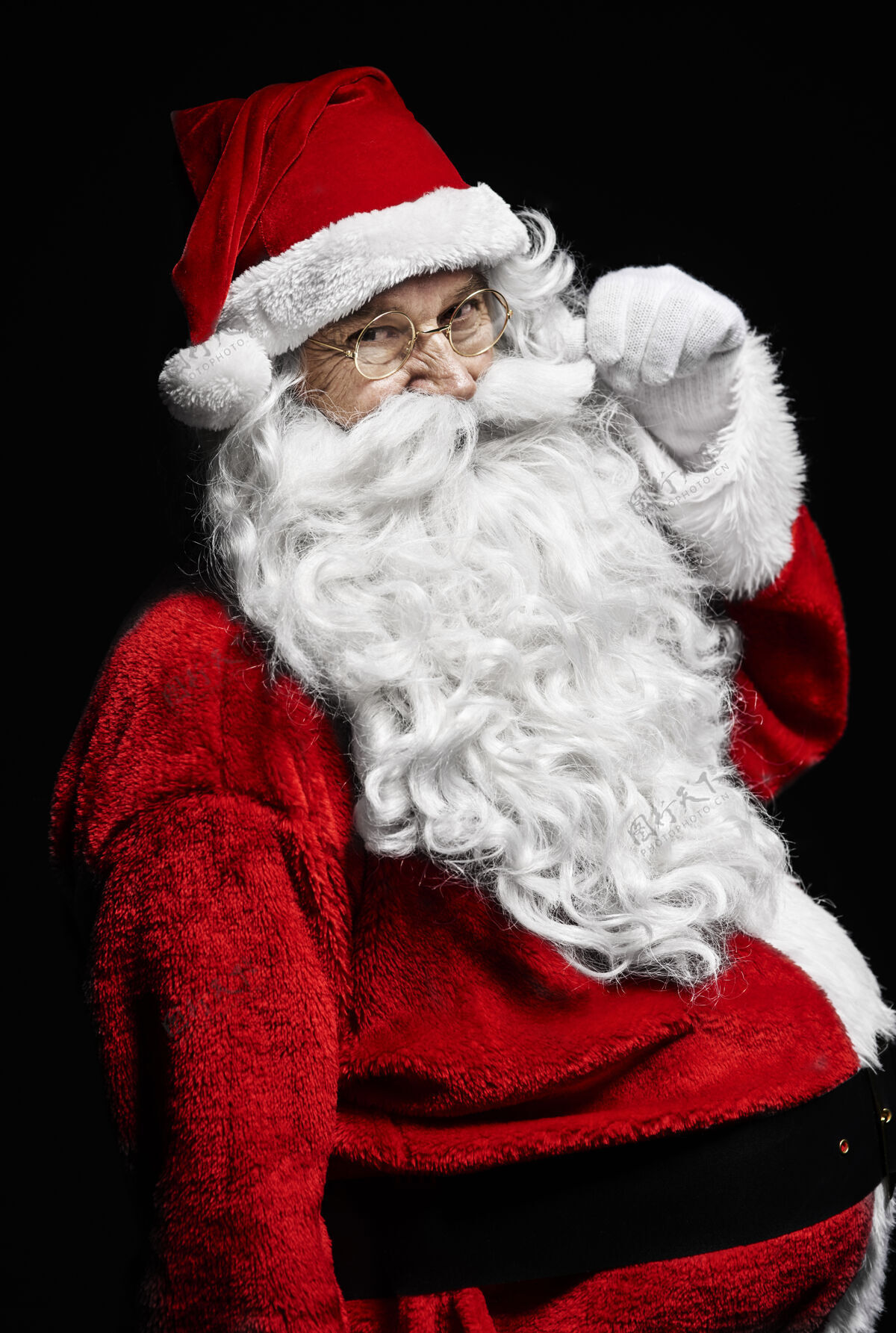 眼镜快乐的圣诞老人在摄影棚拍摄服装日子肖像