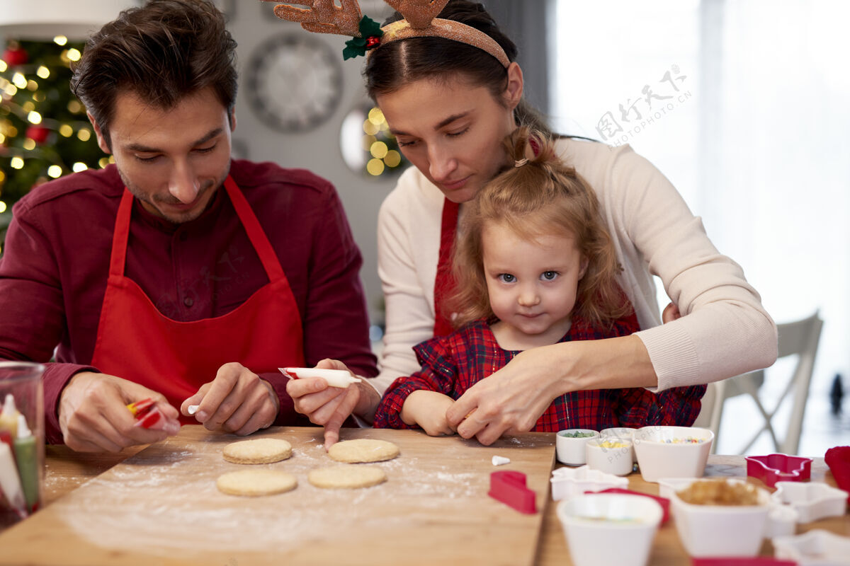 配料一家人在厨房装饰圣诞饼干桌子圣诞装饰女人
