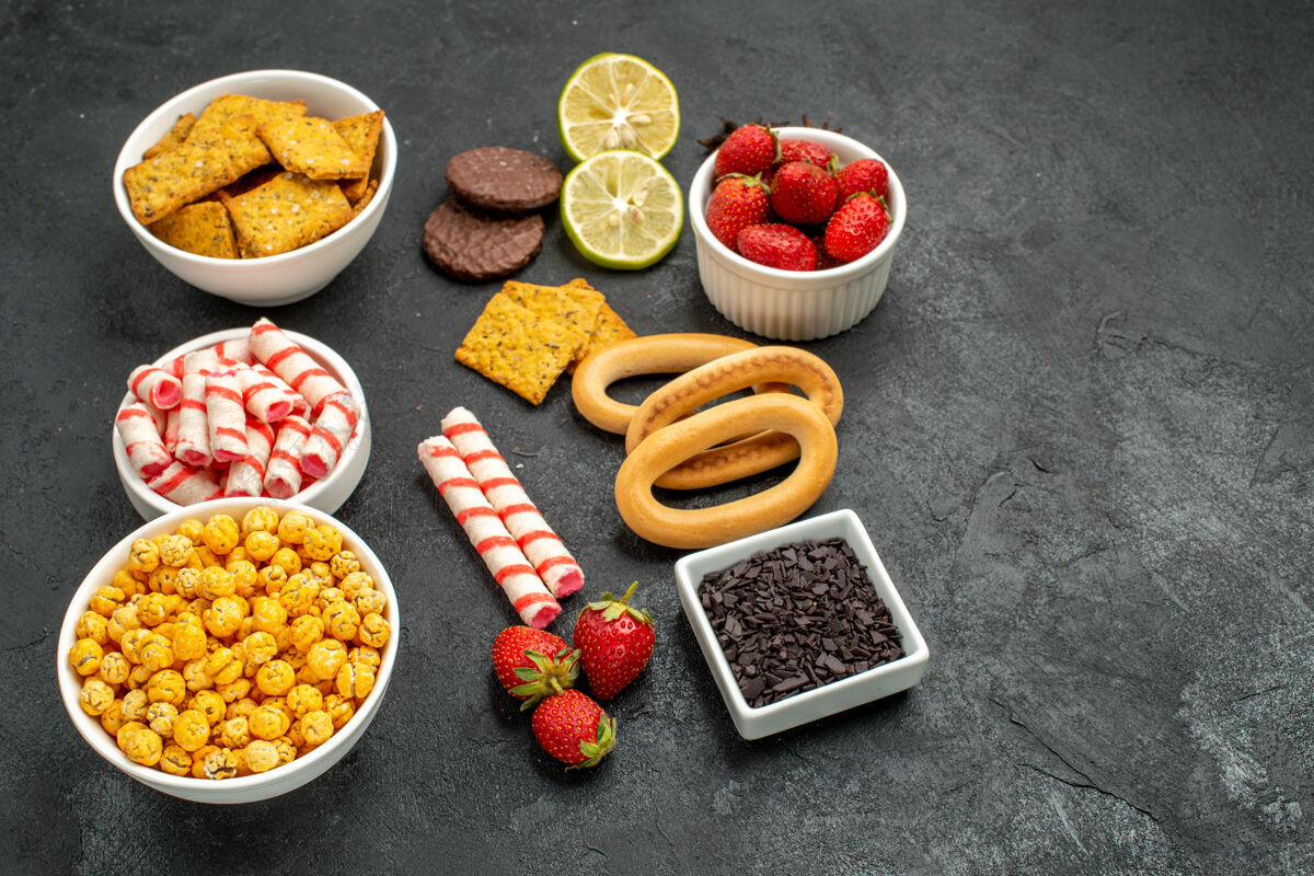 盘子正面图不同的食物饼干水果和糖果肉饼干食物