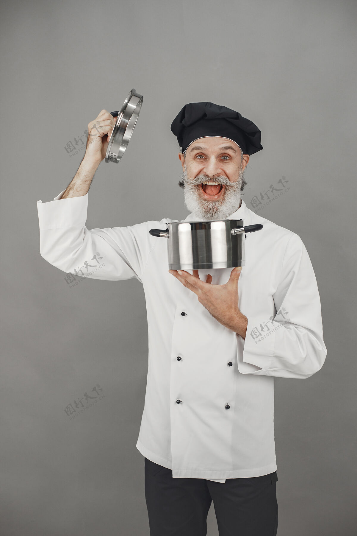 人高级男子与金属锅厨师在一个黑色的帽子专业的方法来处理业务饮食服务美食家