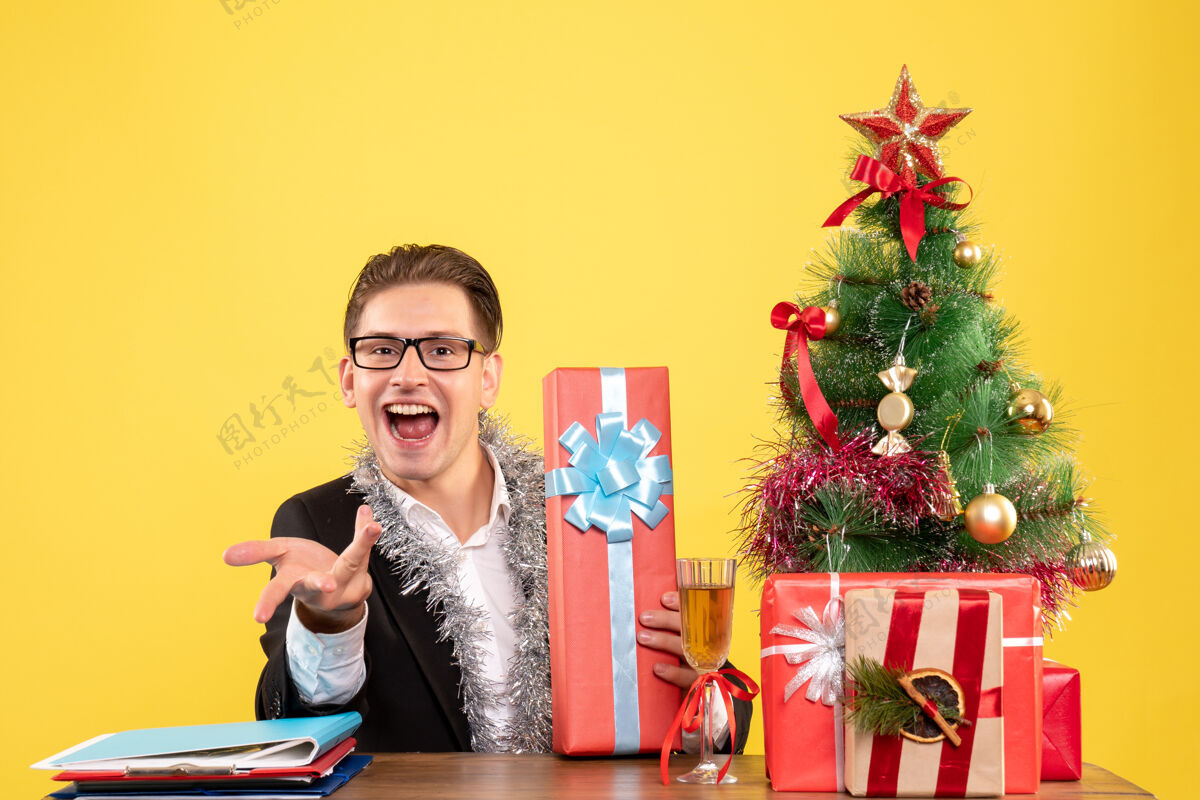 花束正面图：男工人拿着圣诞礼物坐着生活礼物颜色