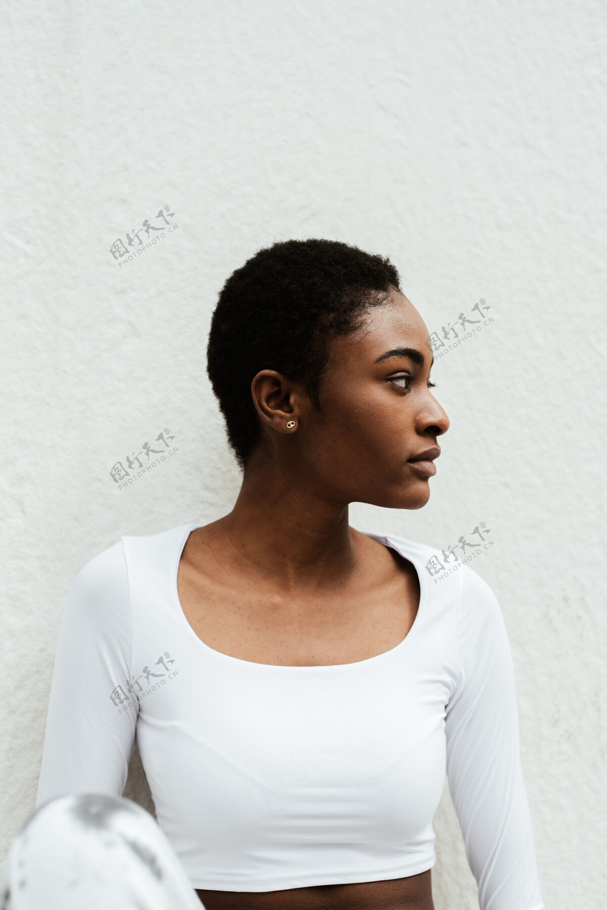 迷人一个穿着白色上衣摆姿势的非裔美国女人的垂直镜头时尚女人性感