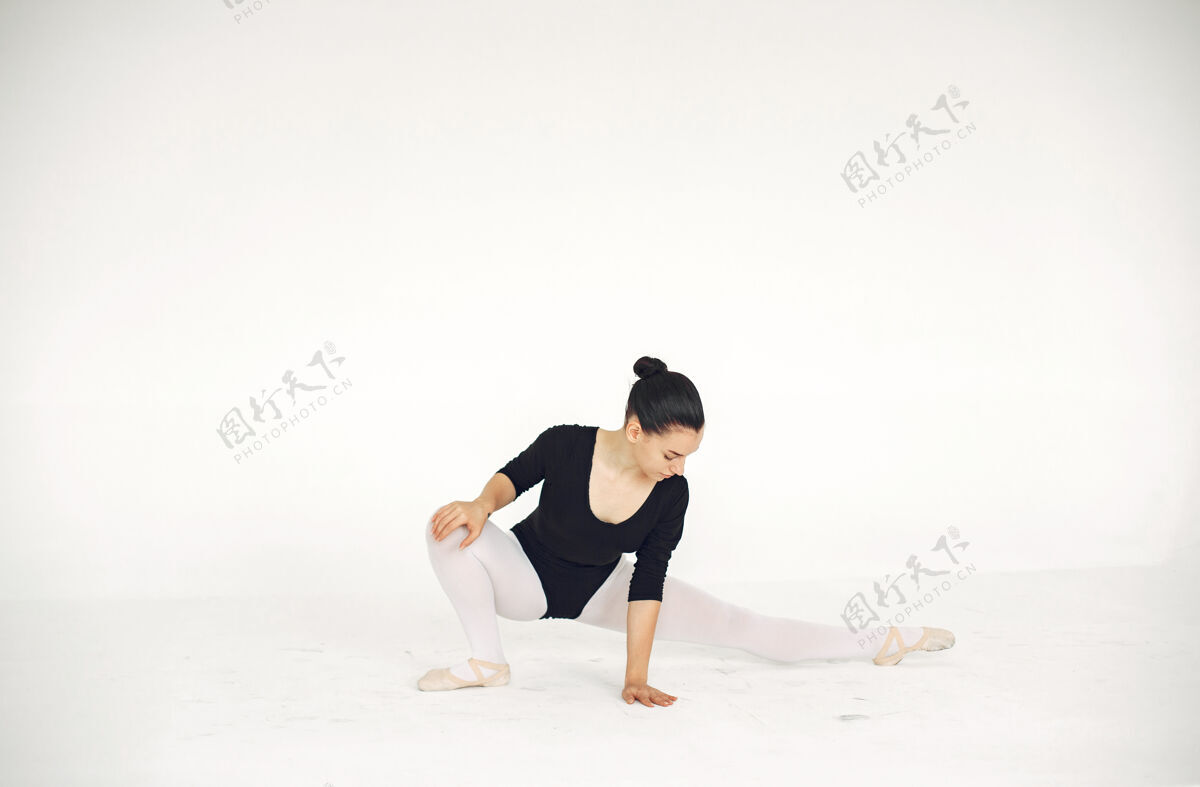 艺术家漂亮的芭蕾舞演员尖角的芭蕾舞演员人技巧踮起脚尖
